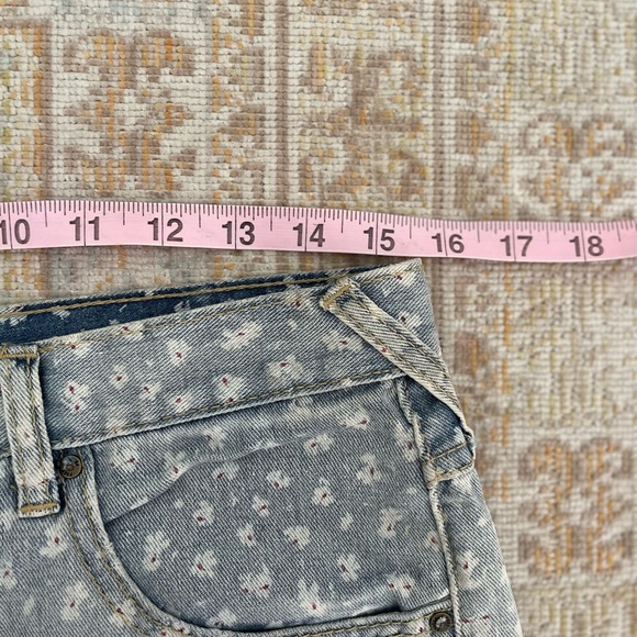 Free People, mini shorts, cute little white flower pattern, distressed - Picture 6 of 8